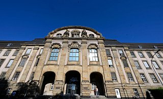 Landgericht Mönchengladbach: Der wegen versuchter Bestechung angeklagte Kripo-Beamte ist derzeit nicht verhandlungsfähig. Das ergab ein vom Gericht bestelltes Gutachten. - Roberto Pfeil/dpa Landgericht Mönchengladbach: Der wegen versuchter Bestechung angeklagte Kripo-Beamte ist derzeit nicht verhandlungsfähig. Das ergab ein vom Gericht bestelltes Gutachten. - Roberto Pfeil/dpa