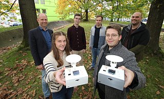 Dr. Nils Beckmann (links) und Prof. Dr. Johannes Üpping (rechts) mit den Studenten Pia Sophie Kühn, Tobias Langsch, Timon Wiens und David Wiens. Sie zeigen selbst entwickelte Messgeräte. - Jens Rademacher Dr. Nils Beckmann (links) und Prof. Dr. Johannes Üpping (rechts) mit den Studenten Pia Sophie Kühn, Tobias Langsch, Timon Wiens und David Wiens. Sie zeigen selbst entwickelte Messgeräte. - Jens Rademacher