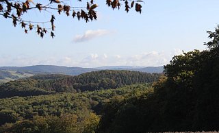 Die H&uuml;gel im lippischen Bergland gelten als Wanderparadies. In Kalletal werden die markierten Wanderwege nun neu geordnet. Das Foto zeigt den Ausblick von einem Punkt zwischen Talle und Osterhagen aus. - Jens Rademacher