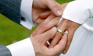 Der Hochzeitstag soll etwas Besonderes sein. Ein außergewöhnliches Ambiente kann dazu beitragen. Foto: Andreas Lander/dpa - (c) dpa-Zentralbild Der Hochzeitstag soll etwas Besonderes sein. Ein außergewöhnliches Ambiente kann dazu beitragen. Foto: Andreas Lander/dpa - (c) dpa-Zentralbild