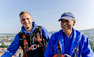 Gregor Bäumer (rechts) ist sichtlich entspannt – trotz der luftigen Höhe am Kirchturm von St. Nicolai. Dort arbeitete er im Juni 2019 zusammen mit Dachdeckermeister Marius Louvet. Jetzt geht Bäumer in den Ruhestand. - Nicole Reineke Gregor Bäumer (rechts) ist sichtlich entspannt – trotz der luftigen Höhe am Kirchturm von St. Nicolai. Dort arbeitete er im Juni 2019 zusammen mit Dachdeckermeister Marius Louvet. Jetzt geht Bäumer in den Ruhestand. - Nicole Reineke