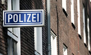 Ein Schild mit der Aufschrift «Polizei» hängt an einem Polizeipräsidium. - Roland Weihrauch/dpa/Symbolbild Ein Schild mit der Aufschrift «Polizei» hängt an einem Polizeipräsidium. - Roland Weihrauch/dpa/Symbolbild