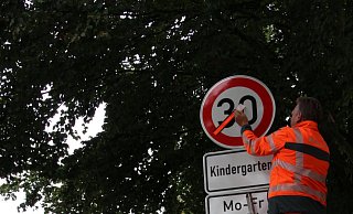 Helge Müller vom Landesbetrieb Straßenbau gibt auf diesem Bild vom August 2018 die Geschwindigkeitsbegrenzung vor dem Kindergarten Entrup frei. Archivfoto: Marlen Grote - Marlen Grote Helge Müller vom Landesbetrieb Straßenbau gibt auf diesem Bild vom August 2018 die Geschwindigkeitsbegrenzung vor dem Kindergarten Entrup frei. Archivfoto: Marlen Grote - Marlen Grote
