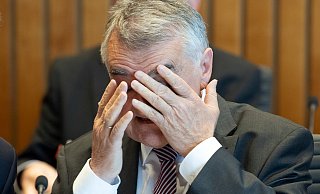 Herbert Reul (CDU), Innenminister von Nordrhein-Westfalen, fasst sich Beginn der Sitzung vom 30. April mit den Händen ins Gesicht. Der Innenausschuss kam zu einer Sondersitzung zum Missbrauchsfall in Lügde zusammen. - Archivfoto: Federico Gambarini/dpa