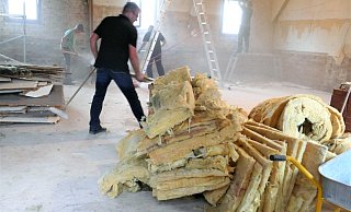 Es staubte schon gewaltig, als die Freiwilligen der Dorfgemeinschaft im ehemaligen Saal der Sabbenhausener Gaststätte Meinberg den Putz von den Wänden schlugen, Zwischendecken abnahmen und alte Leitungen entfernten. In Kürze beginnen die Facharbeiten. Bis zum Jahresende müssen noch 100.000 Euro verbaut sein. - Achim Krause Es staubte schon gewaltig, als die Freiwilligen der Dorfgemeinschaft im ehemaligen Saal der Sabbenhausener Gaststätte Meinberg den Putz von den Wänden schlugen, Zwischendecken abnahmen und alte Leitungen entfernten. In Kürze beginnen die Facharbeiten. Bis zum Jahresende müssen noch 100.000 Euro verbaut sein. - Achim Krause