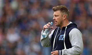 Paderborns Trainer Lukas Kwasniok trinkt aus einer Flasche. Kwasniok wurde in Mallorca in Gewahrsam genommen. - Friso Gentsch/dpa Paderborns Trainer Lukas Kwasniok trinkt aus einer Flasche. Kwasniok wurde in Mallorca in Gewahrsam genommen. - Friso Gentsch/dpa