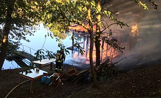 Die Gartenhütte stand komplett in Flammen, so dass auch die umliegende Vegetation anfing zu brennen. - Feuerwehr Lage