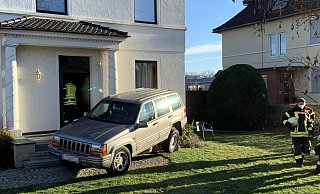 Der Jeep beschädigte beim Zurücksetzen den Eingangsbereich eines Wohnhauses und kam auf den dortigen Stufen zum Stehen. - Daniel Hobein / Feuerwehr Bad Salzuflen Der Jeep beschädigte beim Zurücksetzen den Eingangsbereich eines Wohnhauses und kam auf den dortigen Stufen zum Stehen. - Daniel Hobein / Feuerwehr Bad Salzuflen