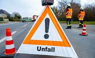 Ein Warndreieck steht in der N&auml;he einer Unfallstelle. - Stefan Sauer/dpa/Symbolbild