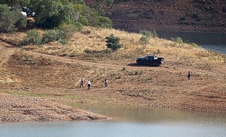 Ein Suchteam der Polizei durchkämmt das Ufer des Arade-Stausees in Spanien. - Joao Matos/AP/dpa Ein Suchteam der Polizei durchkämmt das Ufer des Arade-Stausees in Spanien. - Joao Matos/AP/dpa