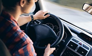 Ein unbekannter Autofahrer ist am Sonntagabend gegen 18 Uhr mit seinem Mercedes einer Passantin über den Fuß gefahren. - Symbolbild: pixabay.com Ein unbekannter Autofahrer ist am Sonntagabend gegen 18 Uhr mit seinem Mercedes einer Passantin über den Fuß gefahren. - Symbolbild: pixabay.com