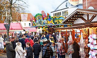 Der Schlänger Markt lockt Besucherinnen und Besucher über die Kirmes. - Nicole Ellerbrake