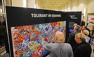 Wo wird Toleranz geübt, und wo nicht? Das Wimmelbild in der Ausstellung lädt dazu ein, entsprechende Entdeckungen zu machen. - Nicole Ellerbrake Wo wird Toleranz geübt, und wo nicht? Das Wimmelbild in der Ausstellung lädt dazu ein, entsprechende Entdeckungen zu machen. - Nicole Ellerbrake