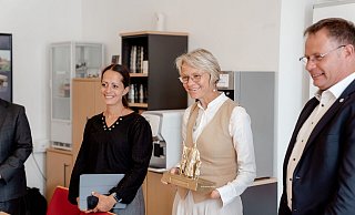 Ministerin Dorothee Feller (Mitte) informiert sich mit Klaus Hansen über den 3-D-Druck. - Büro Klaus Hansen MdL