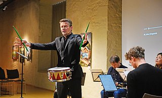 Roman Knižka verleiht den Beitr&auml;gen die notwendige Dramatik. - Nicole Ellerbrake