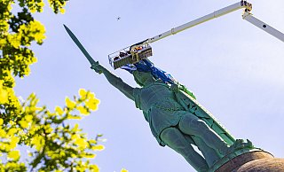 Das Hermannsdenkmal in Detmold bekam am 14. Mai 2025 ein XXXL-Arminia-Trikot aus Bielefeld. Am Montag, 26. Mai, wurde es wieder abgenommen. - Mike-Dennis Müller / www.mdm.photo