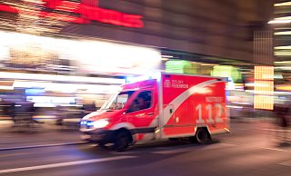 Wenn Rettungswagen unterwegs sind, dann müssen alle anderen Verkehrsteilnehmer Rücksicht nehmen - auch ohne Rettungsgasse. - Tobias Seeliger - stock.adobe.com