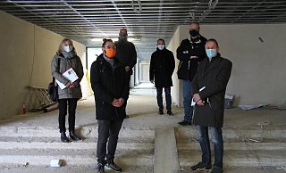 Ute Seidemann (von links), Sven Rainer Hoffmann, Olaf Kapelle, Mario Hecker, Andreas Deppe und Dr. Eike Stiller verschaffen sich einen &Uuml;berblick &uuml;ber die Bauarbeiten an der Jacobischule. - Nadine Uphoff