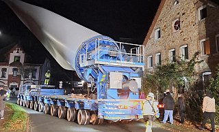 Auch die Engstelle an der Kreuzung Hohenhauser Stra&szlig;e/ Hohle Stra&szlig;e passiert der gro&szlig;e Windradfl&uuml;gel. - Thomas Hildebrand