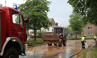 In Bentorf ist am Mittwochabend die Ortsdurchfahrt gesperrt worden, nachdem sich Schlamm von einem Feld auf die Straße ergossen hatte. Stark vom Unwetter betroffen war auch Kalldorf. - Foto: Rademacher In Bentorf ist am Mittwochabend die Ortsdurchfahrt gesperrt worden, nachdem sich Schlamm von einem Feld auf die Straße ergossen hatte. Stark vom Unwetter betroffen war auch Kalldorf. - Foto: Rademacher