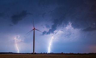 Der Deutsche Wetterdienst warnt vor Gewitter, Starkregen, Wind und Hagel. - Foto: dpa