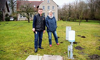 Ingrid Neese und Andreas Kuhlmann betreuen in ihrem Garten in Hörste eine Wetterstation des Deutschen Wetterdienstes. Inzwischen müssen sie nur noch von Oktober bis April Daten weitergeben. - Cordula Gröne