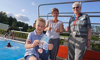 Vincent (7) schafft es in wenigen Wochen vom Nichtschwimmer zum Silber-Abzeichen. „Das ist sehr selten", wissen die Schwimmtrainer Bodo und Dagmar Schultz. - Michaela Weiße