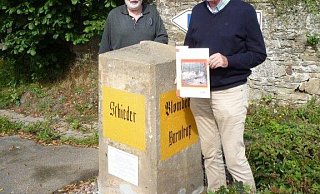 Die Akteure Ulrich Opel (rechts) Hans-Georg Hartmann mit dem Meilenstein. - Heimatverein Schieder