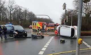 Bei einem Unfall sind am Samstag zwei Personen verletzt worden. - Feuerwehr Oerlinghausen Bei einem Unfall sind am Samstag zwei Personen verletzt worden. - Feuerwehr Oerlinghausen