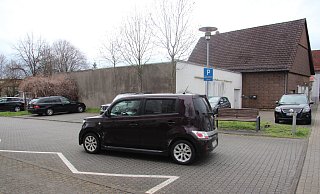 Nach dem Abriss könnte an die Stelle der Halle neben der Zufahrt zum Technikum ein Ärztehaus entstehen, wenn der Bebauungsplan geändert wird. Das entscheidet die Politik. - Cordula Gröne