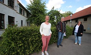 Die KJK-Mitarbeiter Anna Schmiedekamp, Marc Hagedorn und Jutta Sieker (von links) vor dem Jugendzentrum in Hohenhausen. Sie sind im Corona-Modus und planen abgespeckte Ferienspiele. - Jens Rademacher