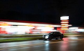 Ein Auto fährt am frühen Morgen an einer Tankstelle vorbei. - Jonas Walzberg/dpa Ein Auto fährt am frühen Morgen an einer Tankstelle vorbei. - Jonas Walzberg/dpa