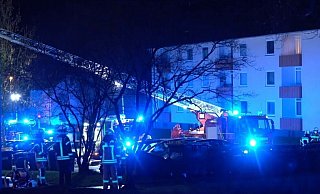 Großeinsatz der Feuerwehr in Lage: Wegen eines Kellerbrandes aus bislang ungeklärter Ursache mussten in der Nacht zu Samstag zahlreiche Anwohner aus einem Gebäudekomplex evakuiert werden  - Freitag TV