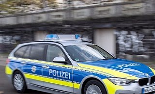 Die Polizei sucht nach Einbrechern. - Bernhard Preuß Die Polizei sucht nach Einbrechern. - Bernhard Preuß