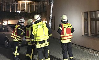 Ein Zimmerbrand in der Salzufler Ritterstraße hat am frühen Dienstagmorgen die Feuerwehr auf den Plan gerufen. Die 22 Hotelgäste konnten sich rechtzeitig in Sicherheit bringen. - Feuerwehr Bad Salzuflen Ein Zimmerbrand in der Salzufler Ritterstraße hat am frühen Dienstagmorgen die Feuerwehr auf den Plan gerufen. Die 22 Hotelgäste konnten sich rechtzeitig in Sicherheit bringen. - Feuerwehr Bad Salzuflen