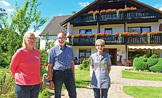 50 Jahre Landhaus Blumental: (von links) Angela, Ralf und Adeltraud Mikus vor ihrer Pension. - Nicole Ellerbrake 50 Jahre Landhaus Blumental: (von links) Angela, Ralf und Adeltraud Mikus vor ihrer Pension. - Nicole Ellerbrake