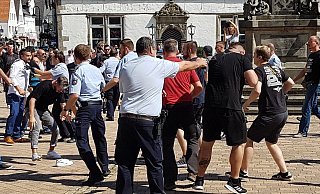 Während einer Mahnwache der "Rechten" gab es eine Auseinandersetzung mit Gegendemonstranten. - Marianne Schwarzer