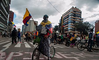 Demonstrant sind in Bogotá auf die Straße gegangen. Präsident Duque will «den größtmöglichen Aufmarsch der Sicherheitskräfte» gewährleistet sehen. - Foto: Chepa Beltran/LongVisual via ZUMA Wire/dpa Demonstrant sind in Bogotá auf die Straße gegangen. Präsident Duque will «den größtmöglichen Aufmarsch der Sicherheitskräfte» gewährleistet sehen. - Foto: Chepa Beltran/LongVisual via ZUMA Wire/dpa