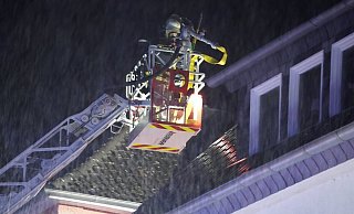 Ein Anwohner hatte ein Glimmen in der Dachrinne bemerkt. - FREITAG-TV Ein Anwohner hatte ein Glimmen in der Dachrinne bemerkt. - FREITAG-TV