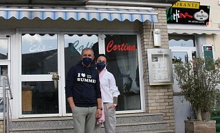 Antonio und Catrin Gentile stehen vor ihrem Restaurant in Leopoldshöhe. Beide sind über das Urteil erleichtert. - Freya Köhring