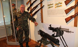 Nullachtfuffzehn: Günter Schlüter erläutert das wassergekühlte Maschinengewehr 08, das 1908 eingeführt wurde, 1915 kam eine leichtere Weiterentwicklung hinzu. Dadurch, dass die Soldaten bis zum Umfallen in der Bedienung des MG gedrillt wurden, entwickelte sich der Begriff "08/15" für die andauernde Wiederholug gleicher Vorgänge. - Dieter Asbrock Nullachtfuffzehn: Günter Schlüter erläutert das wassergekühlte Maschinengewehr 08, das 1908 eingeführt wurde, 1915 kam eine leichtere Weiterentwicklung hinzu. Dadurch, dass die Soldaten bis zum Umfallen in der Bedienung des MG gedrillt wurden, entwickelte sich der Begriff "08/15" für die andauernde Wiederholug gleicher Vorgänge. - Dieter Asbrock