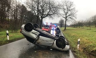 Der Opel erlitt Totalschaden und wurde abgeschleppt. - Feuerwehr Lemgo