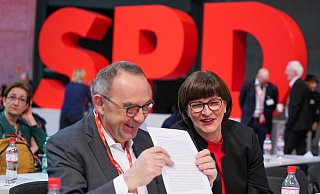 Norbert Walter-Borjans und Saskia Esken beim SPD-Bundesparteitag. - Kay Nietfeld/dpa