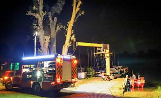Rettungskräfte der Feuerwehr sind an der Absturzstelle am Baggersee Rohrköpfle im Einsatz. - Fabian Geier/EinsatzReport24/dpa Rettungskräfte der Feuerwehr sind an der Absturzstelle am Baggersee Rohrköpfle im Einsatz. - Fabian Geier/EinsatzReport24/dpa