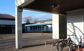 So sehen die Strahler aus, die seit eineinhalb Wochen unter anderem im Bereich der Fahrradständer an der Grundschule in der Senne hängen. - Nadine Uphoff