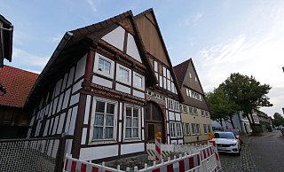Die Stadt hat die Gebäude Pfuhlstraße 9 und 11 gekauft. Beide sind in einem schlechten Zustand. Das Fachwerkhaus steht unter Denkmalschutz. - Jost Wolf