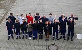 Die Schülerinnen und Schüler der Feuerwehr-Schul-AG mit den Verantwortlichen der Schulen, Feuerwehr, Stadt und Bezirksregierung. - Alte Hansestadt Lemgo