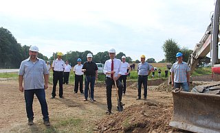 Beim symbolischen ersten Spatenstich für das neue Feuerwehrgerätehaus in Wöbbel sind (von links) Verwaltungsmitarbeiter Michael Bickel, Kai-Uwe Delike (stellvertretender Wehrführer), Marc Tegeler (Einheitsführer Wöbbel), Architekt Werner Schmidt, Bürgermeister Jörg Bierwirth, Architekt Wilhelm Luft sowie Rudolf und Matthias Büker (Bauunternehmen) dabei. - Michaela Weiße