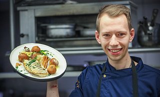 Sous Chef Dominic Wagener serviert leckeren Zander mit Chinakohl und Kartoffel-Krapfen.  - Sarah Jonek