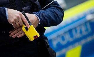Ein Polizeibeamter demonstriert ein Distanz-Elektroimpulsgerät, auch Taser genannt. - Rolf Vennenbernd/dpa Ein Polizeibeamter demonstriert ein Distanz-Elektroimpulsgerät, auch Taser genannt. - Rolf Vennenbernd/dpa